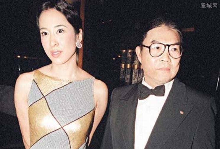 霍震霆现任妻子 霍震霆有过几个妻子?