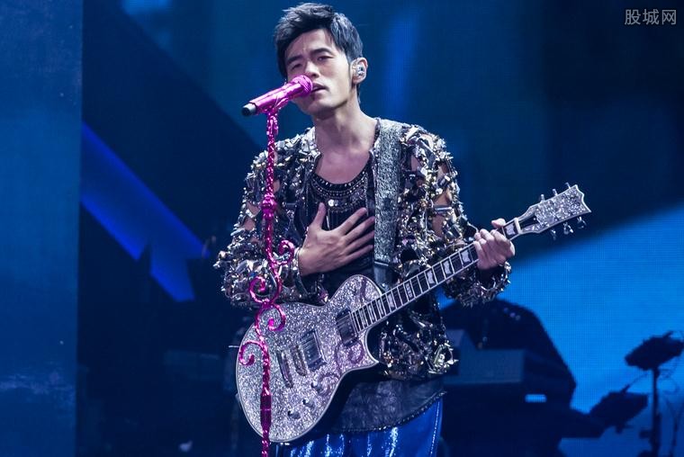 周杰伦演唱会摔倒 杰伦变胖粉丝齐喊:该减肥啦
