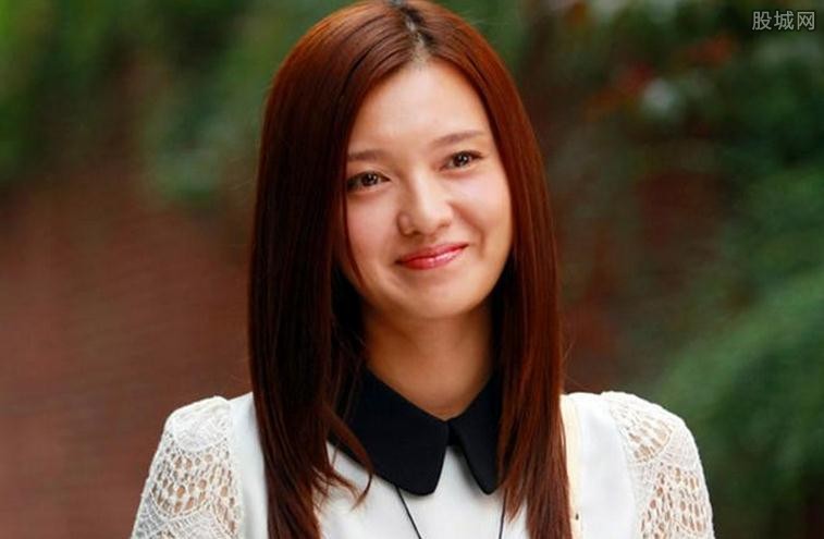 专题 热点 正文  据悉,矢野浩二老婆是傅晶,傅晶是一名中国内地的女