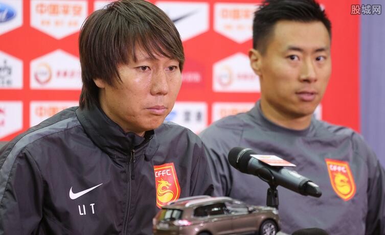 李铁后来在记者发布会解释到,对国足领队郭炳颜之所以反应这么大