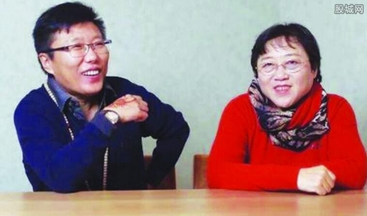 在博客中李银河还讲述了两人是如何相识到相恋的过程.