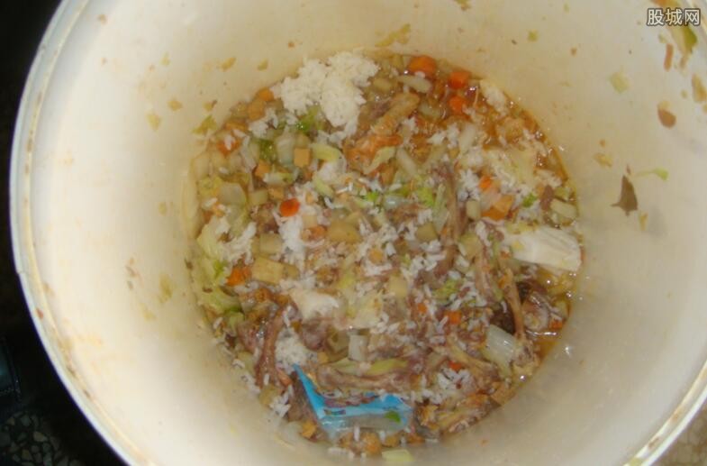 抹布回收剩菜再卖 学生食品安全让人担忧