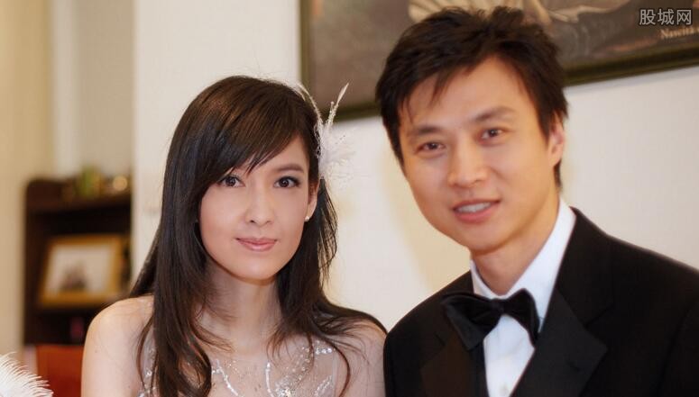 周慧敏出生于香港,是90年代最当红的香港乐坛女歌手之一,除了发展音乐