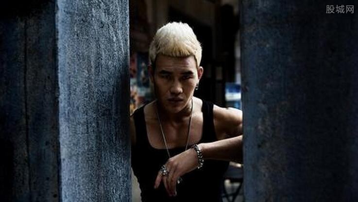 小兵张嘎扮演者谢孟伟长大后的他男友力爆发