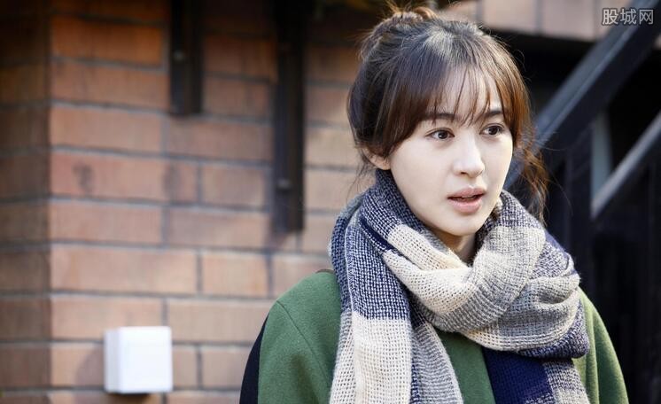 说到李菲儿家庭背景,网上没有正面解答,但是在她参加《花儿与少年》时