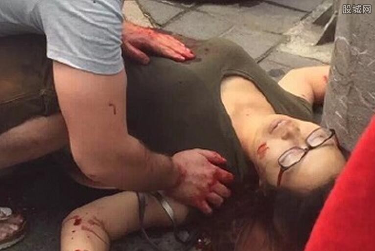 北京三里屯砍人案现场 女子被凶手捅穿