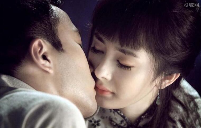 杨幂的荧幕初吻献给了胡歌,当时的《仙剑奇侠传》杨幂和胡歌的恋情