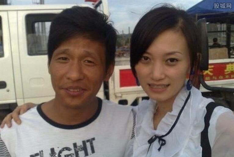 宋小宝第一任妻子是二人转演员,大概是工作相识,但据传他俩离婚是