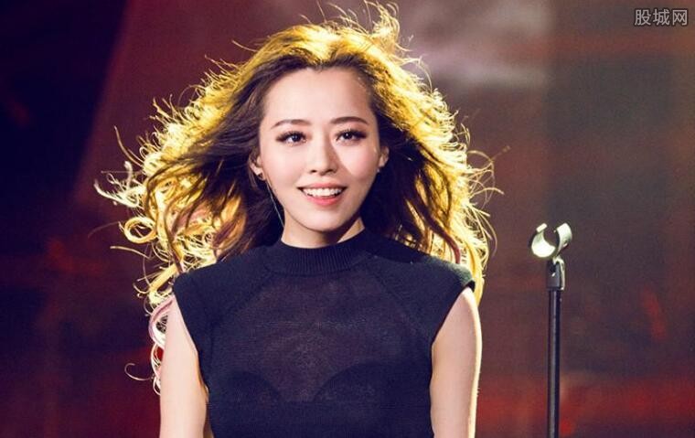 张靓颖演唱被砸险摔倒 被摄像机砸中坚持唱歌