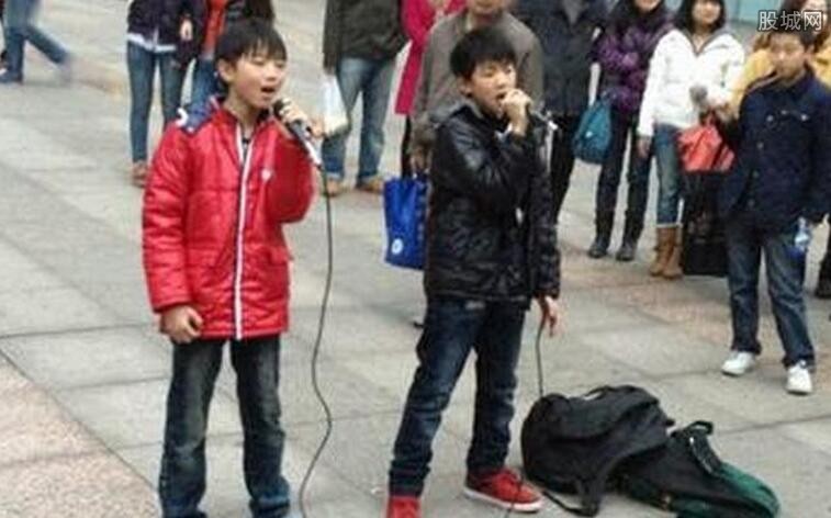王俊凯王源街头卖唱 两元一首卖艺却没人听?