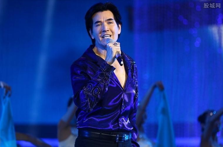 费翔是一名华语乐坛的著名歌星,对于华语歌曲的发展具有重大贡献.
