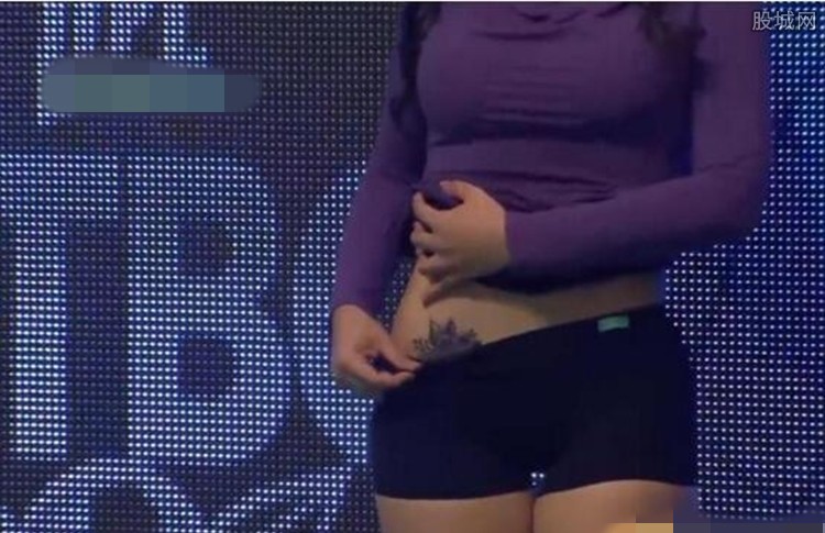 一位女嘉宾在脱衣舞音乐响起后当众拉下内裤,炫耀自己腹股沟的纹身