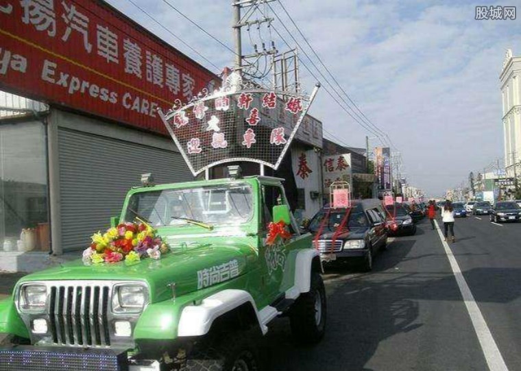 这辆老款奔驰s级"灵车"车头悬挂着鲜红的花束,车身也是红色丝带缠绕.