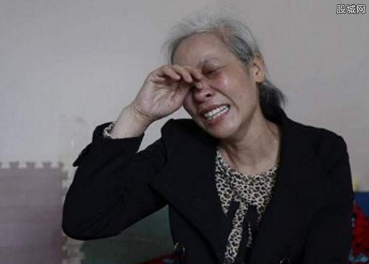 35岁母亲一夜白头 用4个月唤醒植物人儿子
