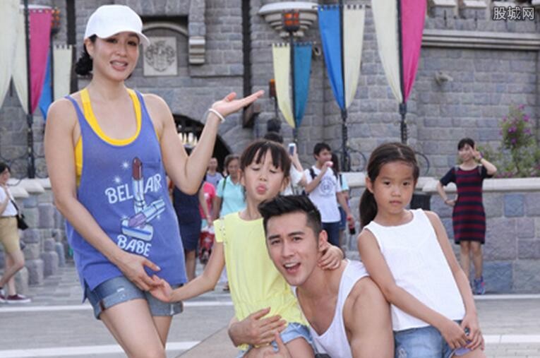 满满的父爱尽显,两个小女儿跟张伦硕相处地也很愉快,在今日钟丽缇
