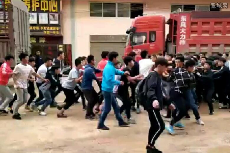 协商无果后发生拳脚冲突,时间持续1分钟左右,冲突造成参加打架的学生