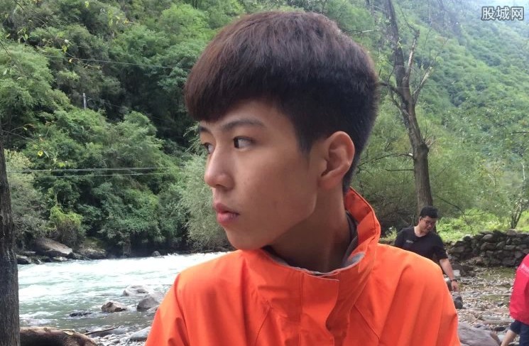 杨桐变形记女友蓝欣 两人不再互动疑似分手