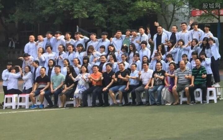 王俊凯高中毕业照现场图曝光 小凯身高成了亮点