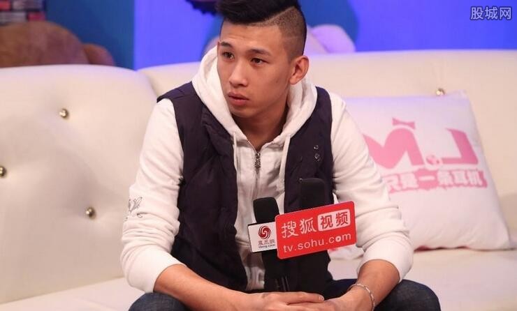 近日,赵本山爱女球球携其绯闻男友——直播界喊麦一哥mc天佑,同框亮相