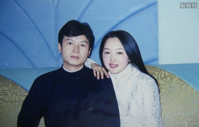 杨钰莹正与赖文峰相恋,有媒体就爆料杨钰莹在厦门红楼的绝密照片,并称