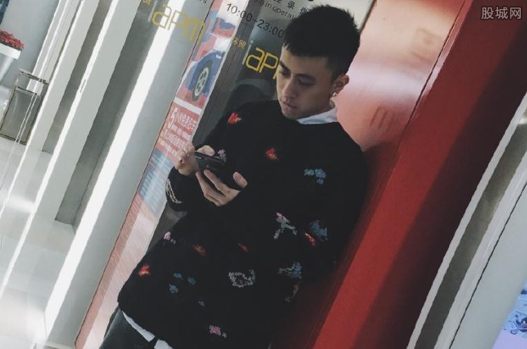秦奋父母是做什么的 秦奋家庭背景遭扒或是富二代