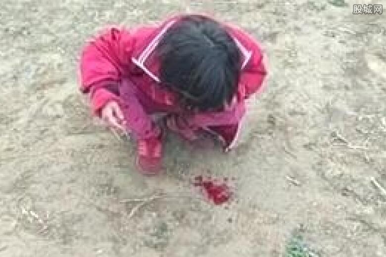 因尿湿裤子遭亲妈毒打 蹲地吐血仍不停手