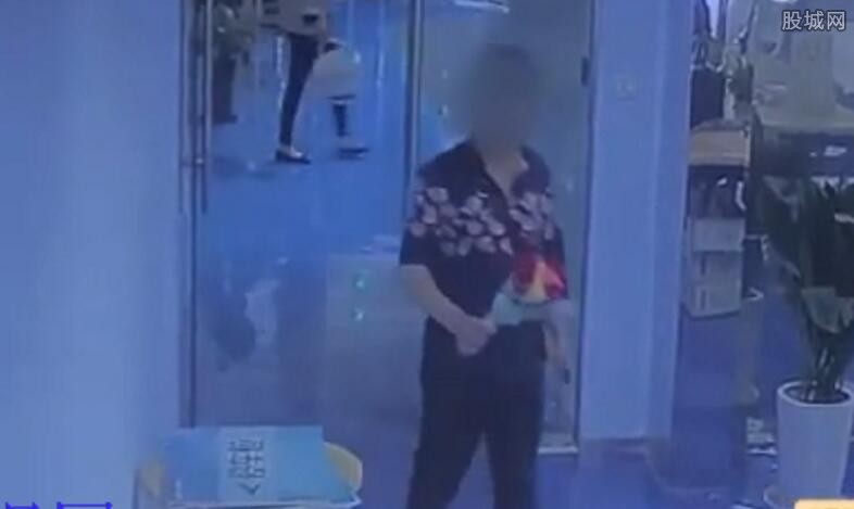 男子捅杀女友致死