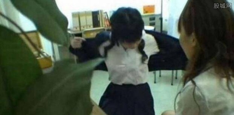 女生脱内衣一件不有_有猫的女生头像