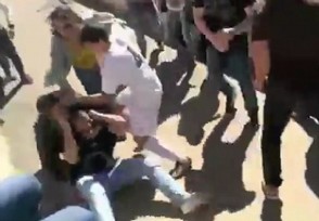 西班牙少年足球比赛家长斗殴 场面混乱-知音女