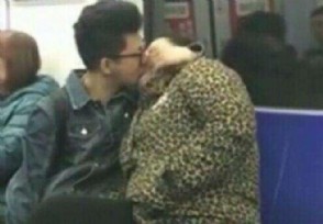 地铁上20岁小伙狂吻身边大妈 画面太美不忍直视