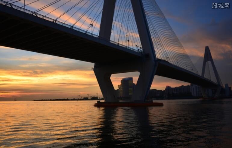 南京长江大桥被撞仍无恙 严重阻碍长江中上游发展