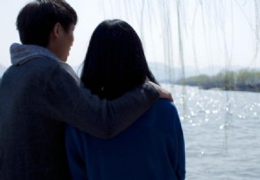 男生在升旗仪式上表白 五星红旗为证爱情更轰轰烈烈