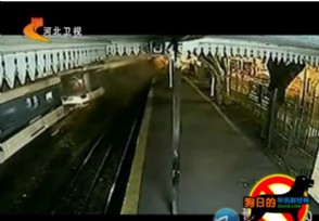 三火车迎面相撞惨烈惊悚 候车乘客吓得至被火车撞飞