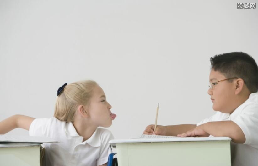 小学生趴课桌午休学校收费1元