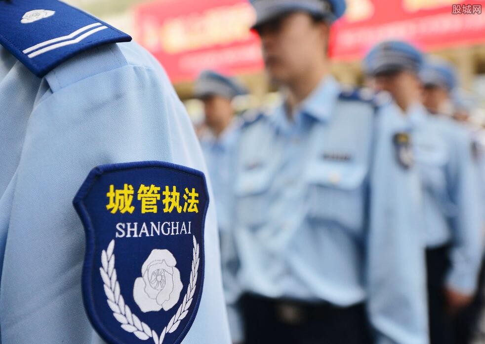 城管和小贩面对面下跪