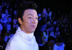 黄渤被曝婚外情引关注 与长发女出双入对更回豪宅过夜