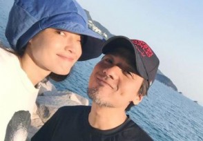 舒淇冯德伦晒甜蜜 微笑面对镜头十指紧扣回香港