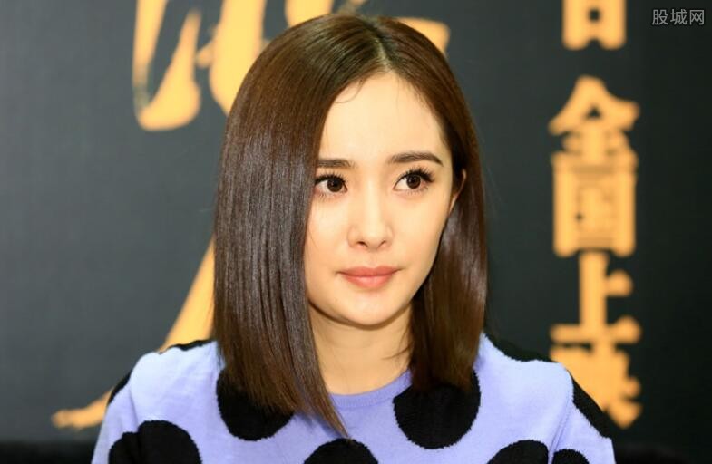 杨幂的胸下垂