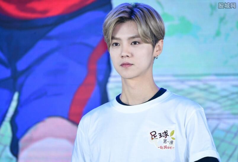 鹿晗被排队强吻