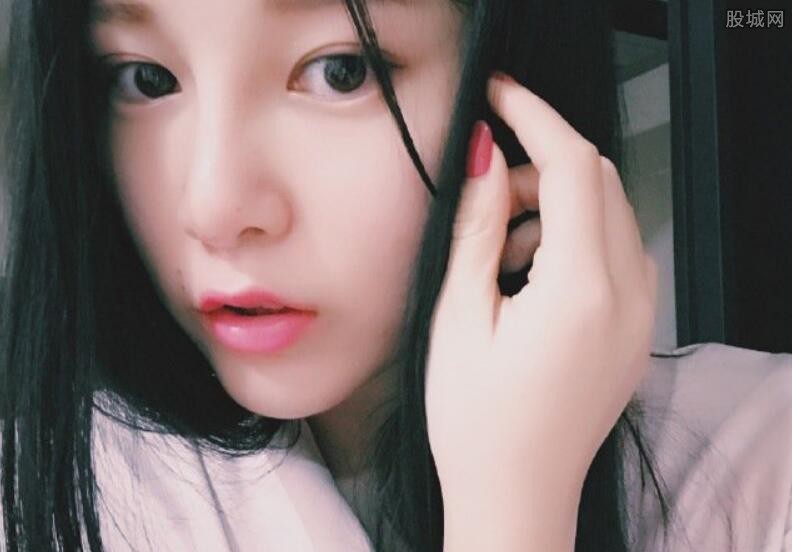女歌手本兮逝去