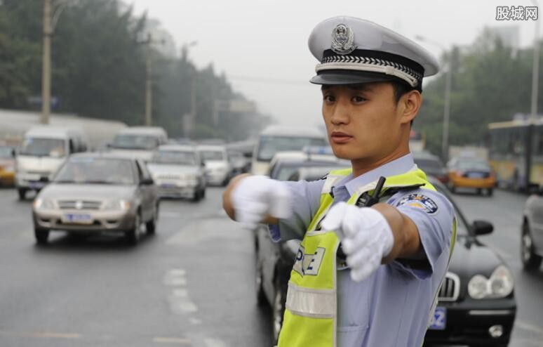交警护娃进校8年