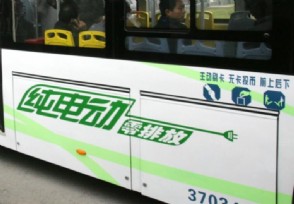 大妈香港公交车上 当众便溺