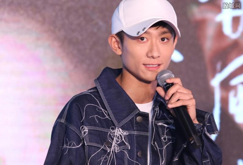张一山杨紫挽手