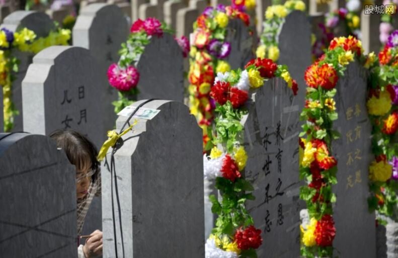 驾车上坟真车被烧走