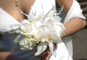 49名女生娶一名男生 女生全都穿山西装男生穿婚纱