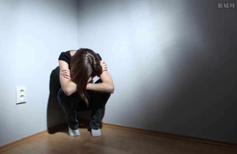 女星铁道旁拍照被骂