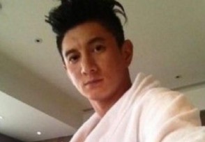 47岁吴奇隆亲吻49岁岳母 过于甜蜜诗诗爸爸吃醋了