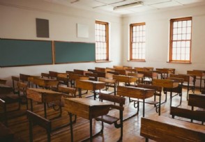 学生列队等老师打 当众施暴辱骂