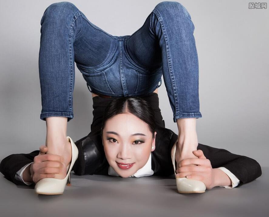 柔术美女办公室秀柔韧