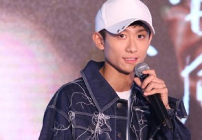 张一山亲男友人当街小便 网友直呼：毁三观